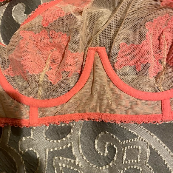 Victoria Secret 34C - Picture 3 of 6